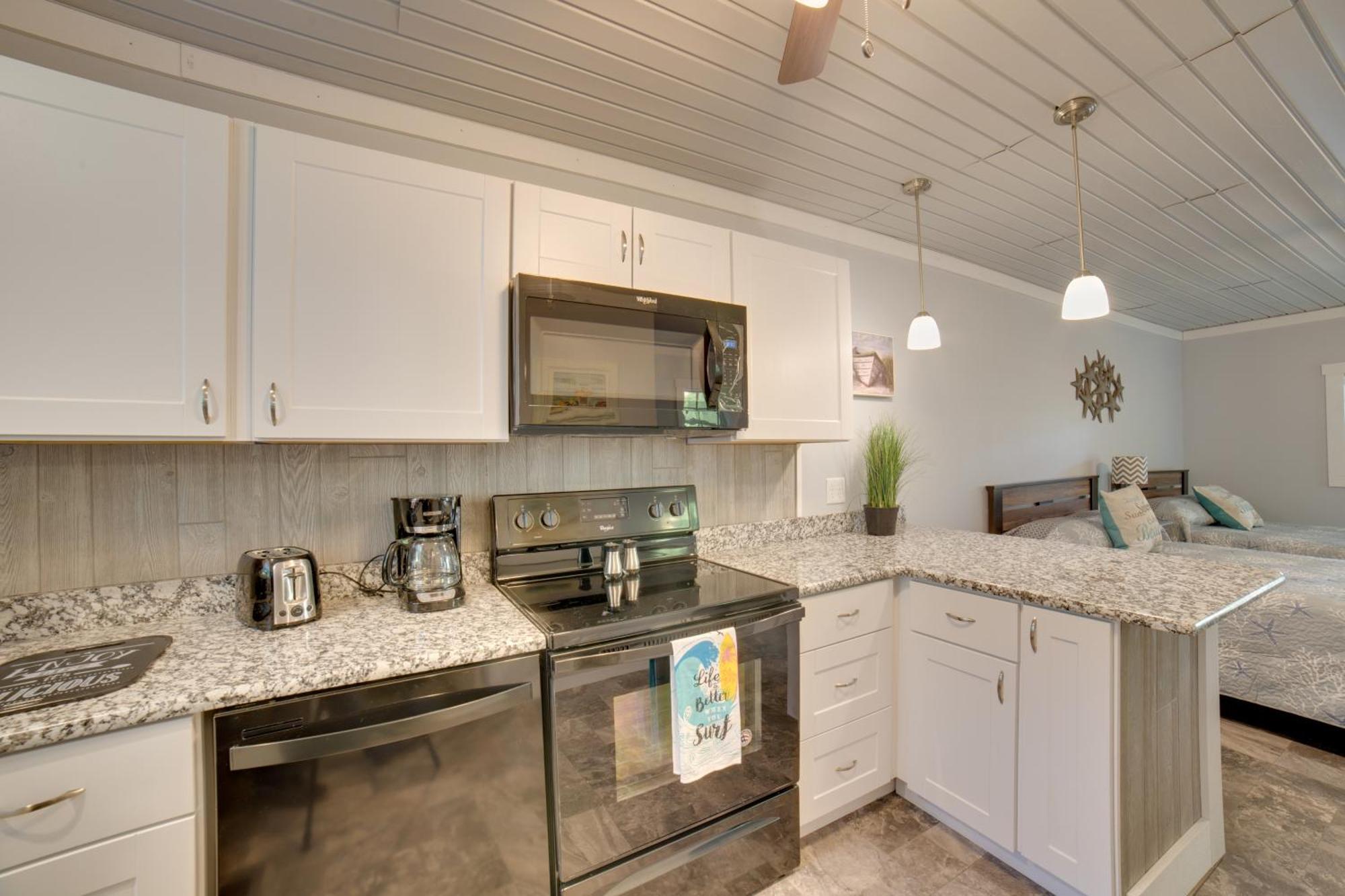 Ocean Isle Beach Studio With Patio - 1 Mi To Pier! Exterior photo