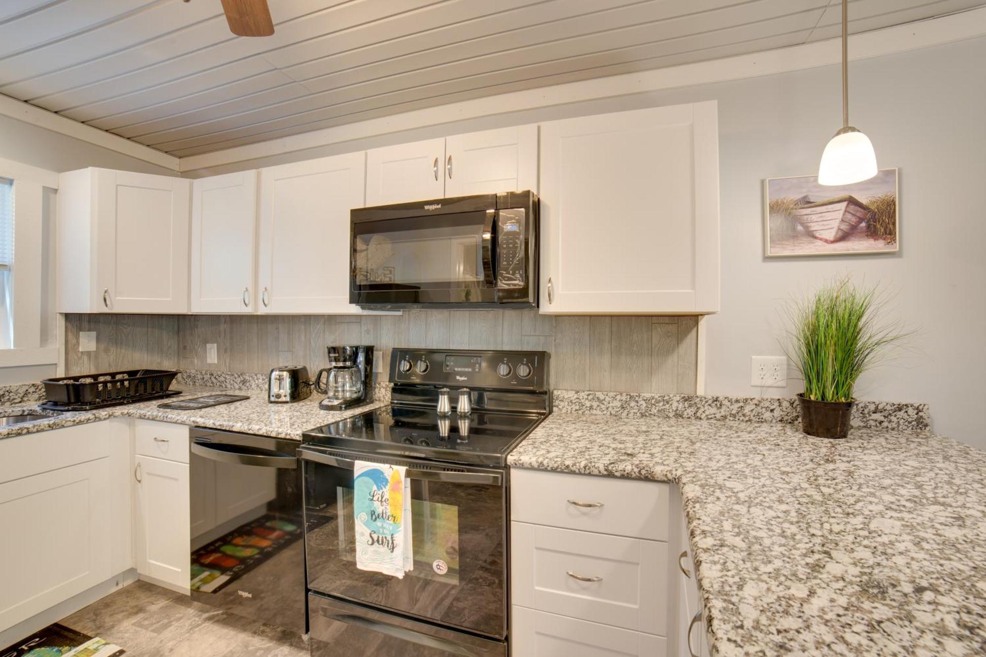 Ocean Isle Beach Studio With Patio - 1 Mi To Pier! Exterior photo